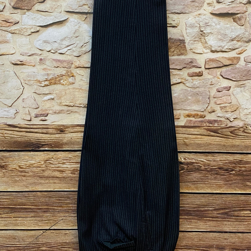 Vintage Stresemannhose aus reiner Wolle, grau-schwarz gestreift, Herrenmode im 20er-Jahre-Gatsby-Stil.