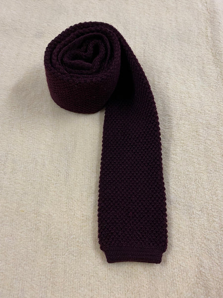 „Vintage Strickkrawatte in Bordeaux aus reiner Wolle für Herren im Retro Stil“