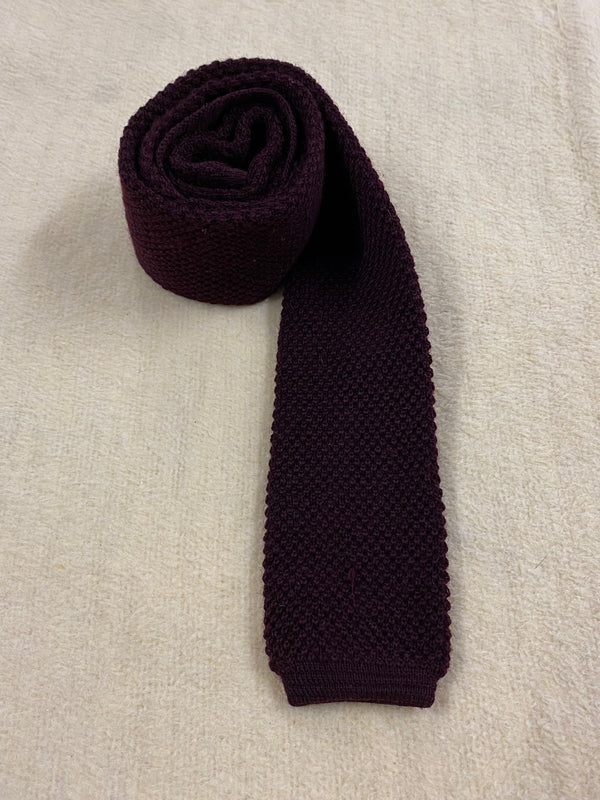 „Vintage Strickkrawatte in Bordeaux aus reiner Wolle für Herren im Retro Stil“