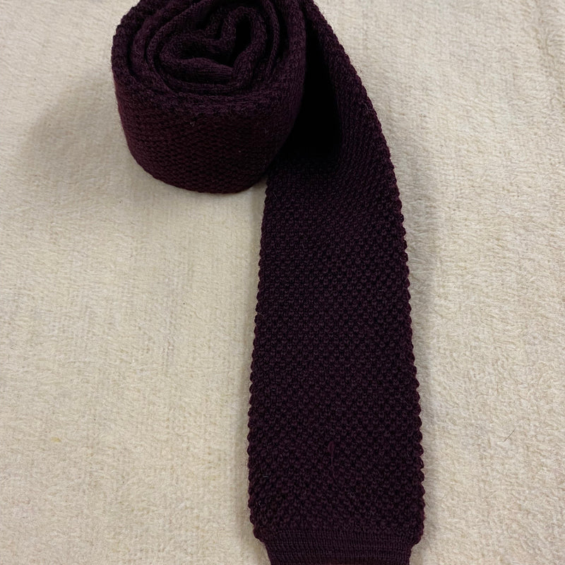 „Vintage Strickkrawatte in Bordeaux aus reiner Wolle für Herren im Retro Stil“