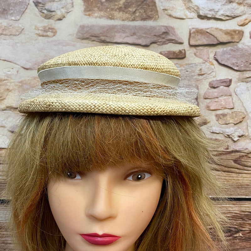 Kleiner flacher Strohhut mit Netz und Zierschleife Damen Hut Vintage