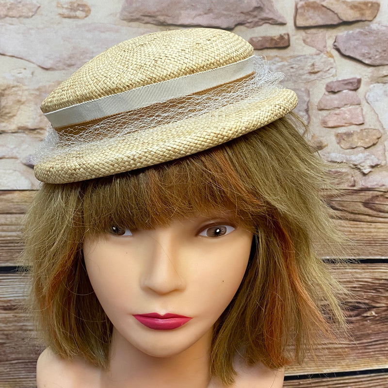 Kleiner flacher Strohhut mit Netz und Zierschleife Damen Hut Vintage