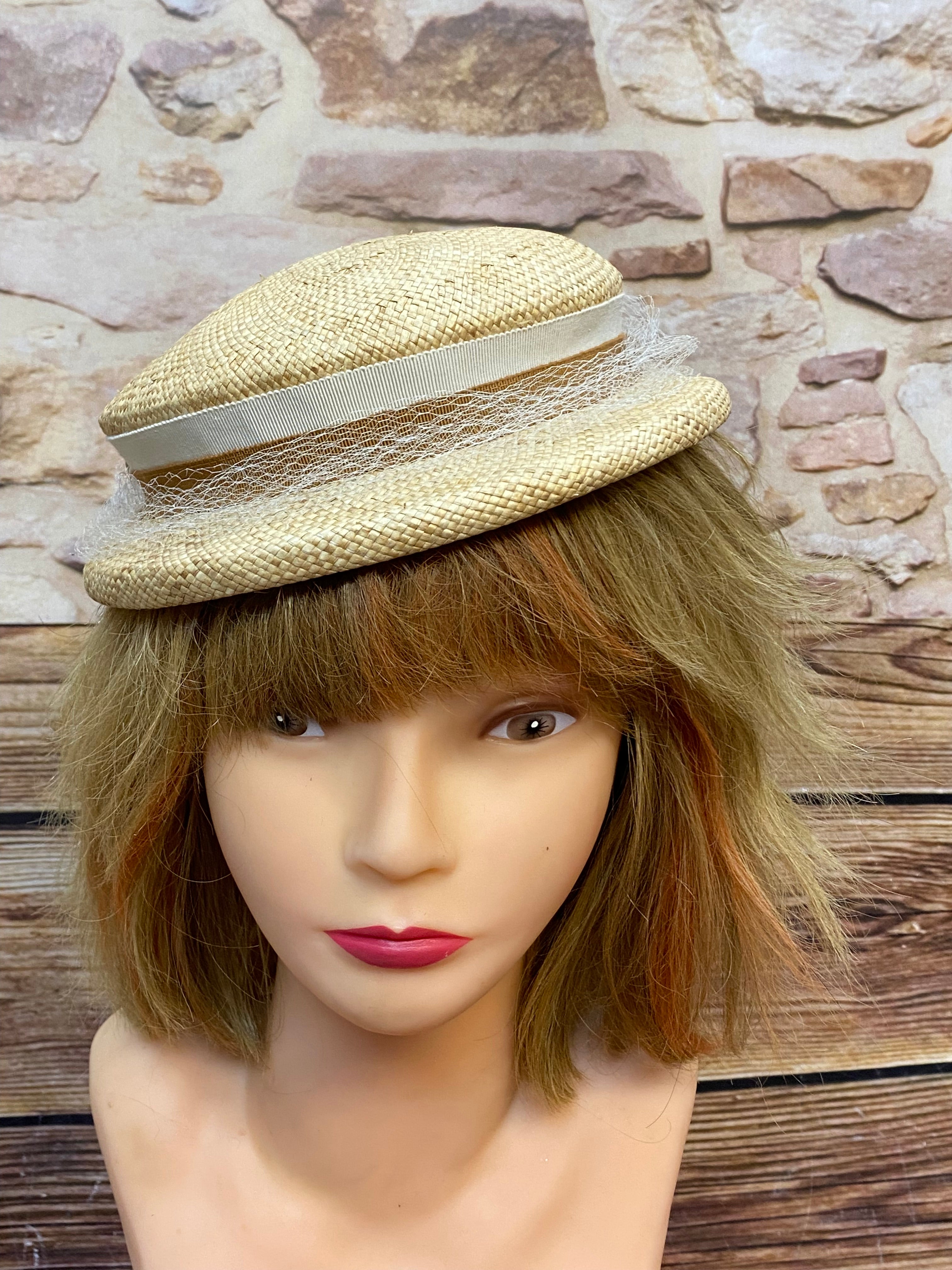 Kleiner flacher Strohhut mit Netz und Zierschleife Damen Hut Vintage