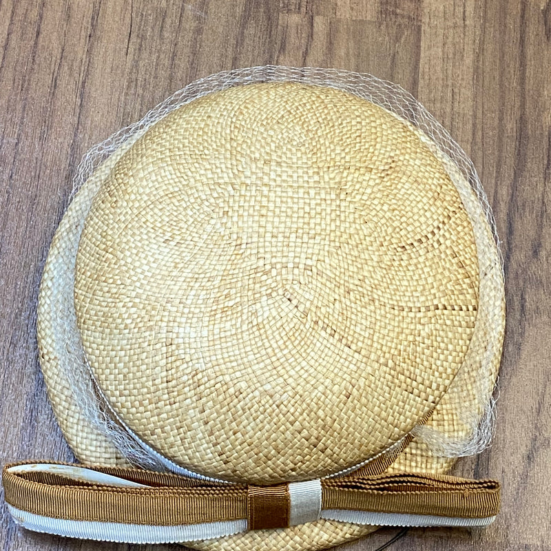 Kleiner flacher Strohhut mit Netz und Zierschleife Damen Hut Vintage