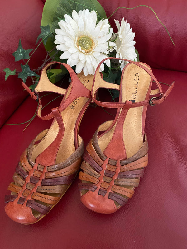 Comma Leder-Sandalen Größe 39 in Terracotta- und Brauntönen mit geflochtenen Riemchen, T-Riemen und Blockabsatz – sehr guter Vintage-Zustand.