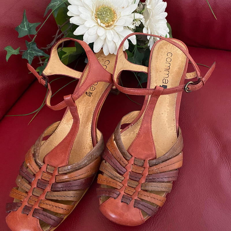 Comma Leder-Sandalen Größe 39 in Terracotta- und Brauntönen mit geflochtenen Riemchen, T-Riemen und Blockabsatz – sehr guter Vintage-Zustand.