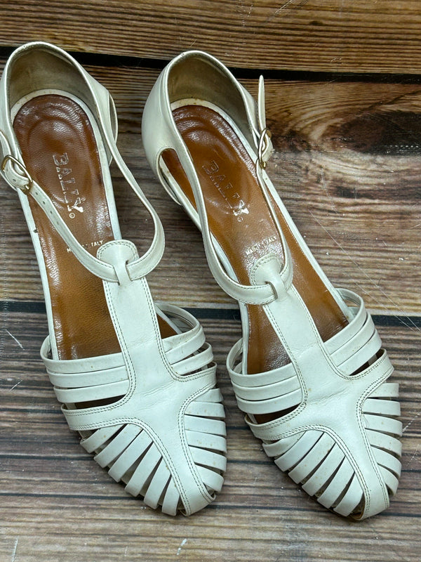 Cremefarbene Bally Cut-Out Leder T-Steg Sandalen, Größe 37,5, Blockabsatz, Made in Italy, Vintage 70er.“