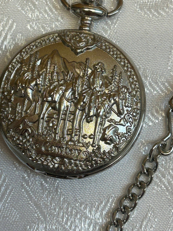 „Taschenuhr-Set mit Cowboy-Prägung und schwarzen Manschettenknöpfen“