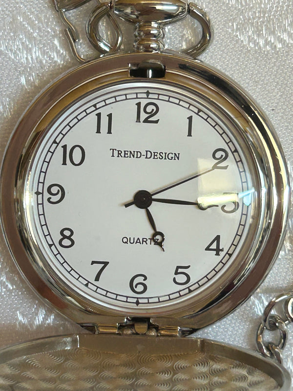 „Geöffnete Taschenuhr mit weißem Zifferblatt und Kette“