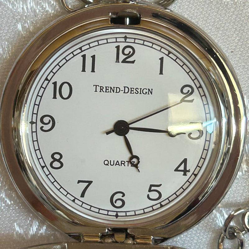 „Geöffnete Taschenuhr mit weißem Zifferblatt und Kette“