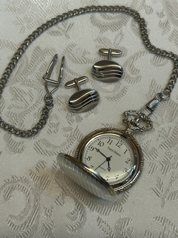 „Geöffnete Taschenuhr mit weißem Zifferblatt und Kette“