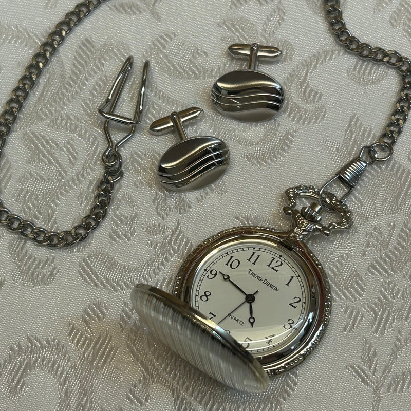 „Geöffnete Taschenuhr mit weißem Zifferblatt und Kette“