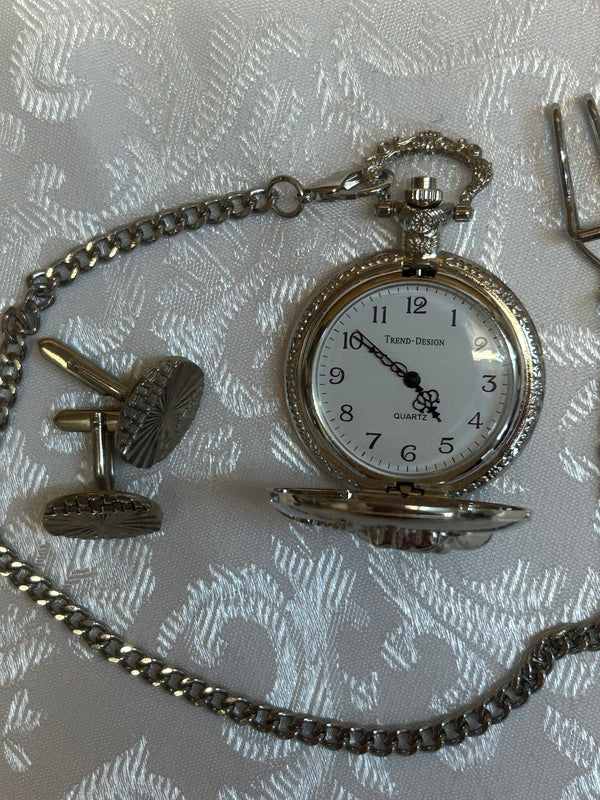 „Geöffnete Taschenuhr mit weißem Zifferblatt und Kette“