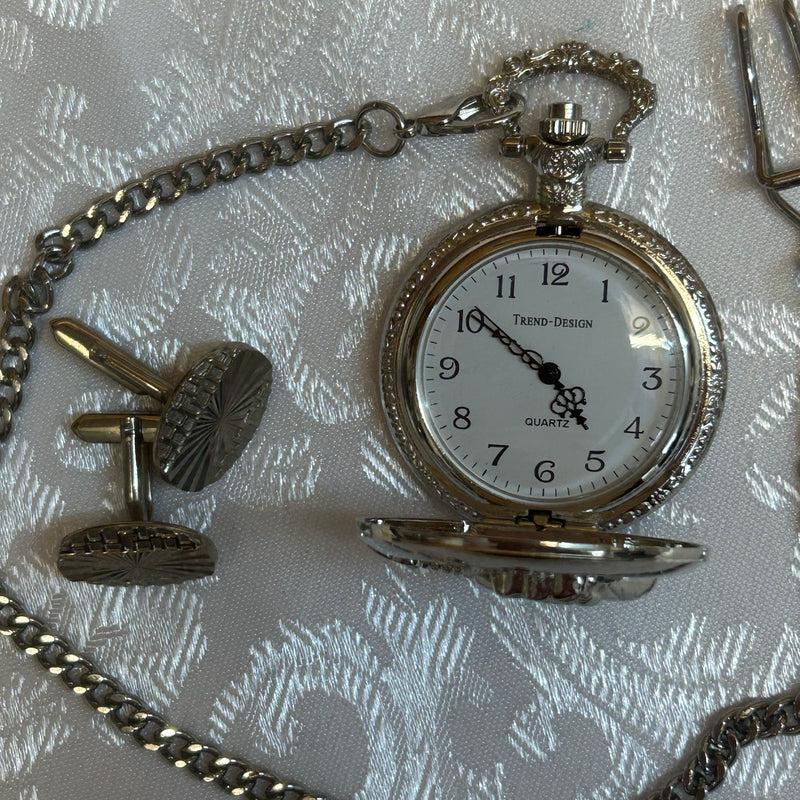 „Geöffnete Taschenuhr mit weißem Zifferblatt und Kette“