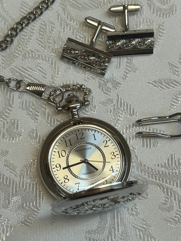 „Geöffnete Taschenuhr mit silbernem Zifferblatt und Kette“