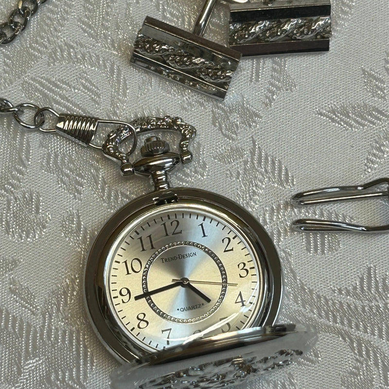 „Geöffnete Taschenuhr mit silbernem Zifferblatt und Kette“