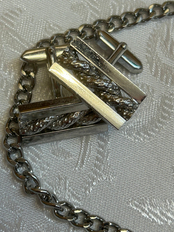 „Detailaufnahme Manschettenknöpfe mit Ornamentstruktur in Silber“