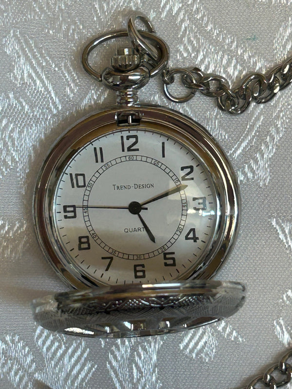 „Geöffnete Taschenuhr mit weißem Zifferblatt und Kette“