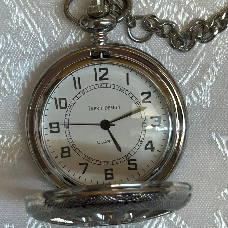 „Geöffnete Taschenuhr mit weißem Zifferblatt und Kette“