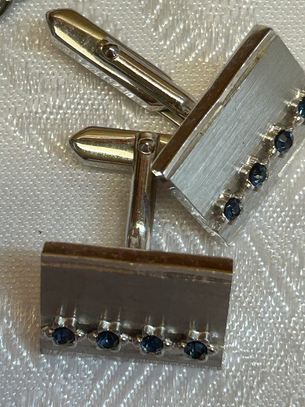 „Detailaufnahme Manschettenknöpfe mit blauen Schmucksteinen in Silber“