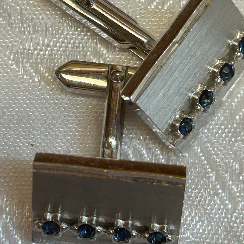 „Detailaufnahme Manschettenknöpfe mit blauen Schmucksteinen in Silber“