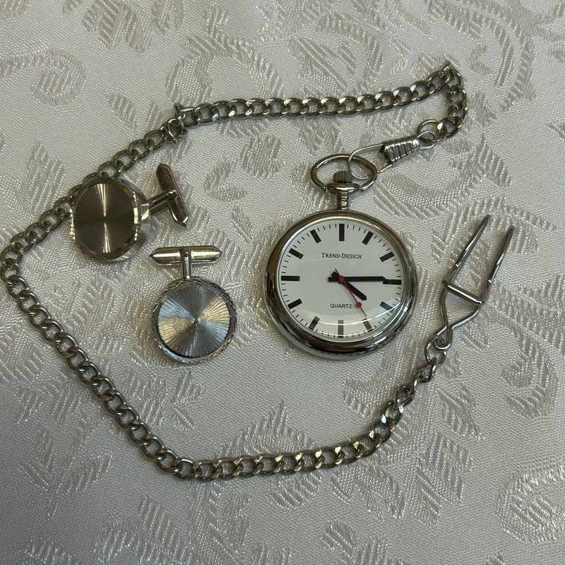 „Silberne Taschenuhr mit schlichtem Zifferblatt und Kette – Trend Design“