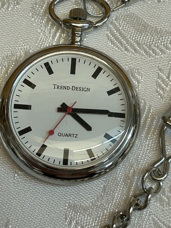 „Detailaufnahme Quarzuhr mit schwarzem Stundenindex und rotem Sekundenzeiger“