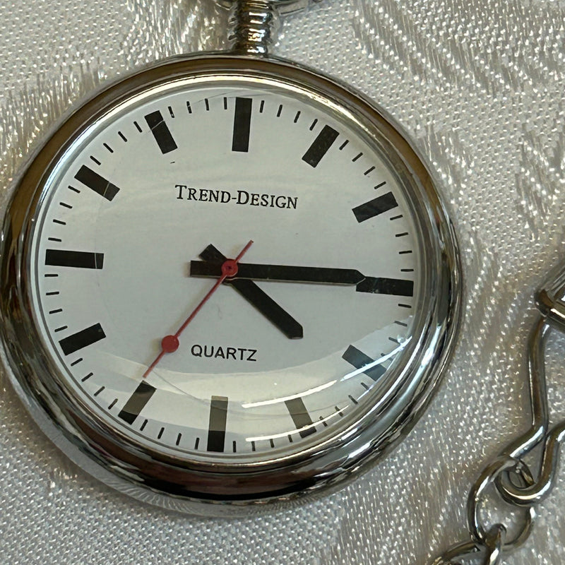 „Detailaufnahme Quarzuhr mit schwarzem Stundenindex und rotem Sekundenzeiger“