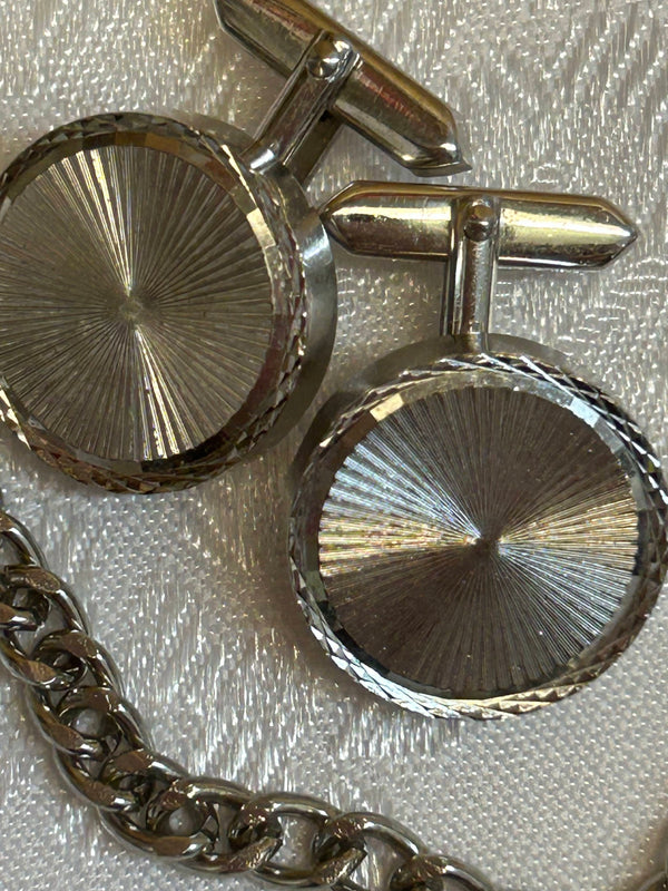 „Runde Manschettenknöpfe mit Strahlenschliff in Silberoptik“