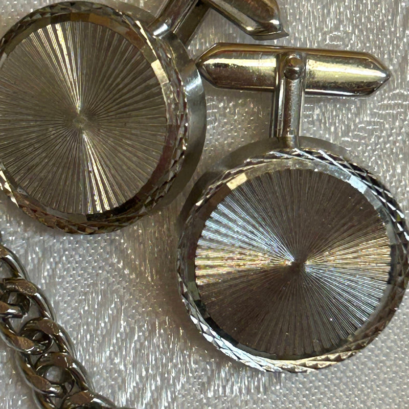 „Runde Manschettenknöpfe mit Strahlenschliff in Silberoptik“