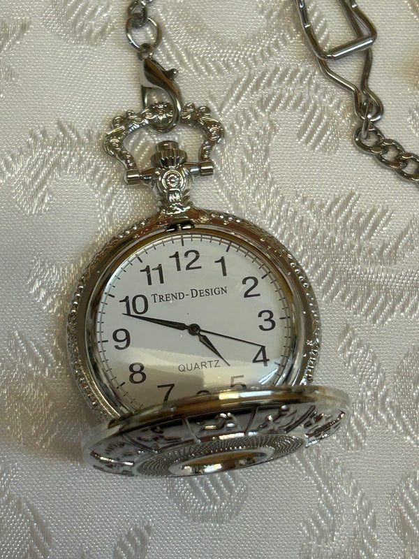 „Silberne Taschenuhr mit Ornament-Design und Kette – Trend Design Quarz“