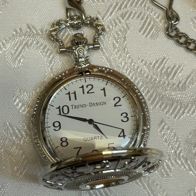 „Silberne Taschenuhr mit Ornament-Design und Kette – Trend Design Quarz“