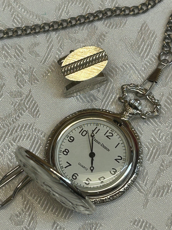 „Geöffnete Taschenuhr mit weißem Zifferblatt und Kette“