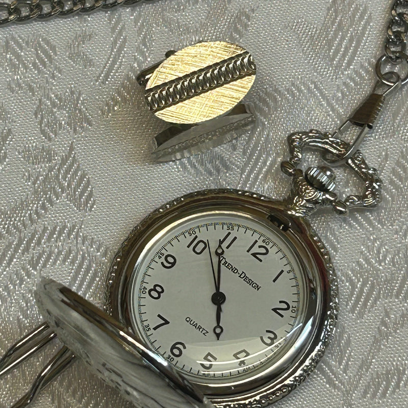 „Geöffnete Taschenuhr mit weißem Zifferblatt und Kette“