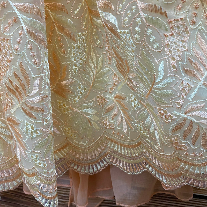 Vintage Taufkleid in Apricot & Creme – ungetragen, Ansicht 4