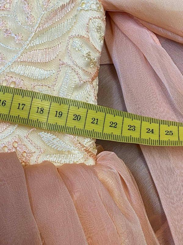 Vintage Taufkleid in Apricot & Creme – ungetragen, Ansicht 6