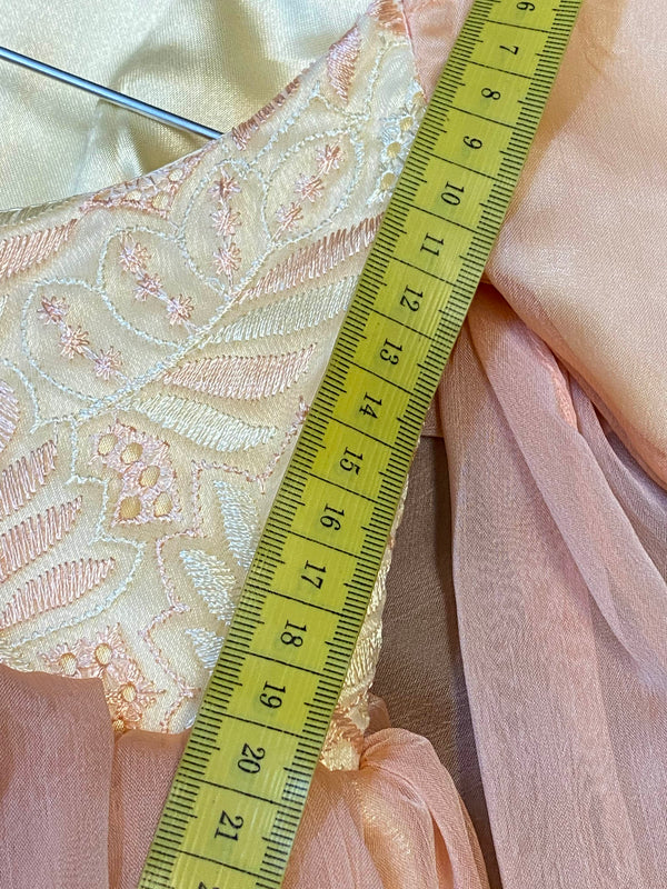 Vintage Taufkleid in Apricot & Creme – ungetragen, Ansicht 7