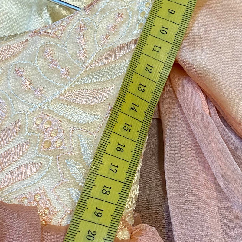 Vintage Taufkleid in Apricot & Creme – ungetragen, Ansicht 7