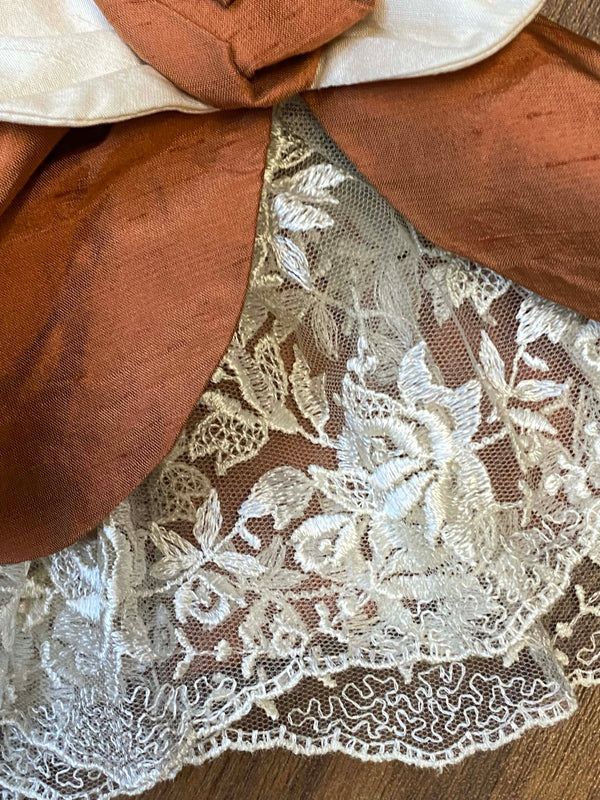 „Detail Ärmelspitze historisches Theaterkostüm mit Volant“