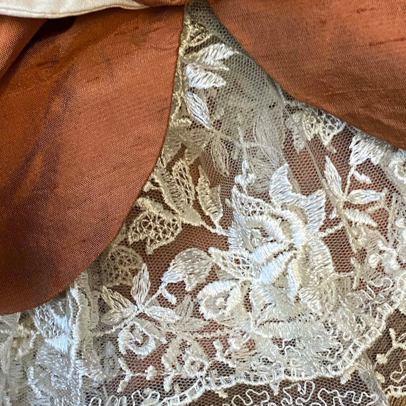 „Detail Ärmelspitze historisches Theaterkostüm mit Volant“