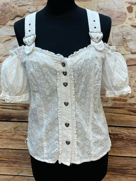 Weiße Trachten-Carmenbluse mit Herzknöpfen und Lochstickerei von Alba Moden, Größe 36.