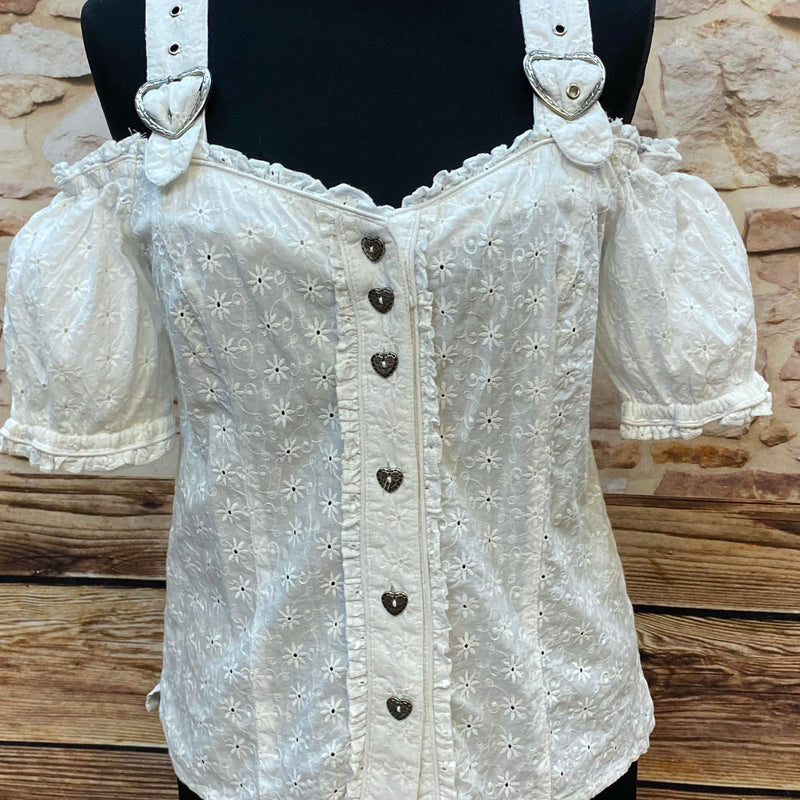 Weiße Trachten-Carmenbluse mit Herzknöpfen und Lochstickerei von Alba Moden, Größe 36.