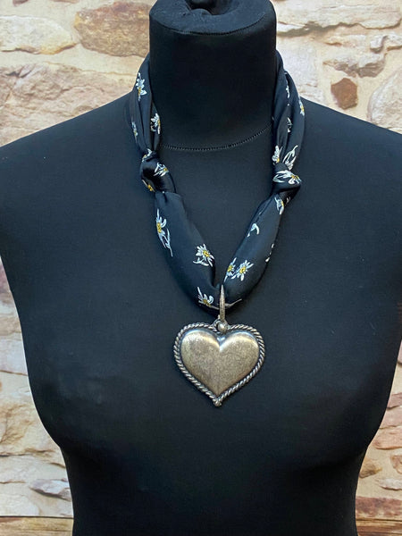 „Schwarzes Trachten Halstuch mit großem silbernem Herz Anhänger und Edelweiß Muster im Vintage Stil“