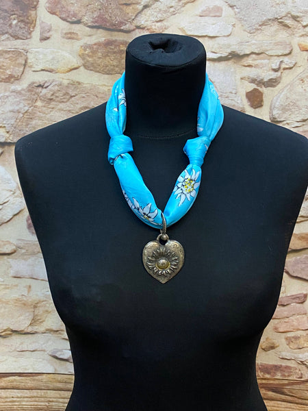 „Türkises Trachten Halstuch mit silbernem Edelweiß Herz Anhänger im traditionellen Vintage Stil“