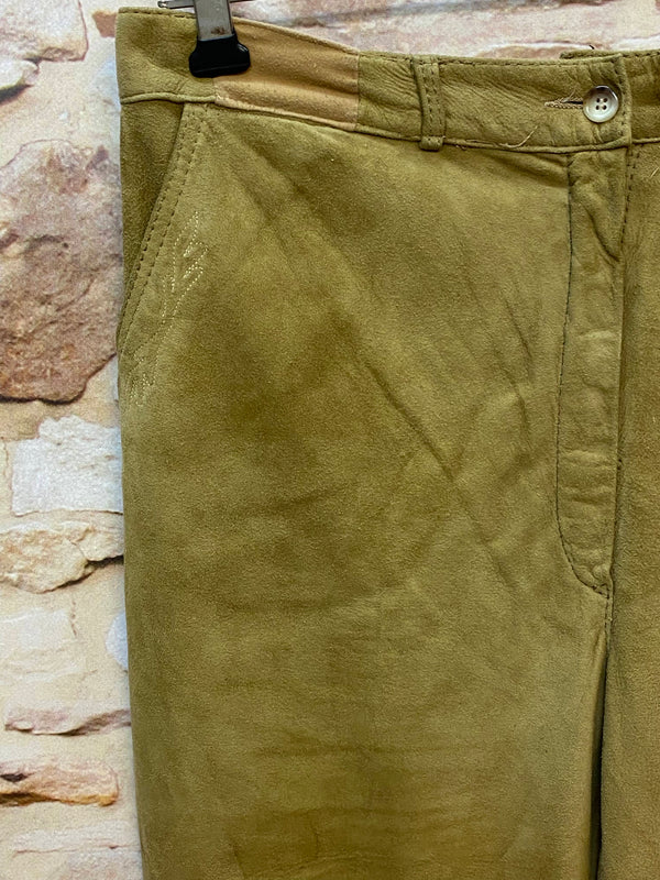 Vintage Damen-Kniebundlederhose Gr. 42 – Detail von Bund, Tasche und Stickerei