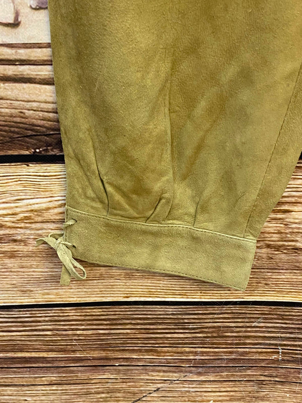 Olivgrüne Damen-Kniebundlederhose – Detail des geschnürten Beinabschlusses