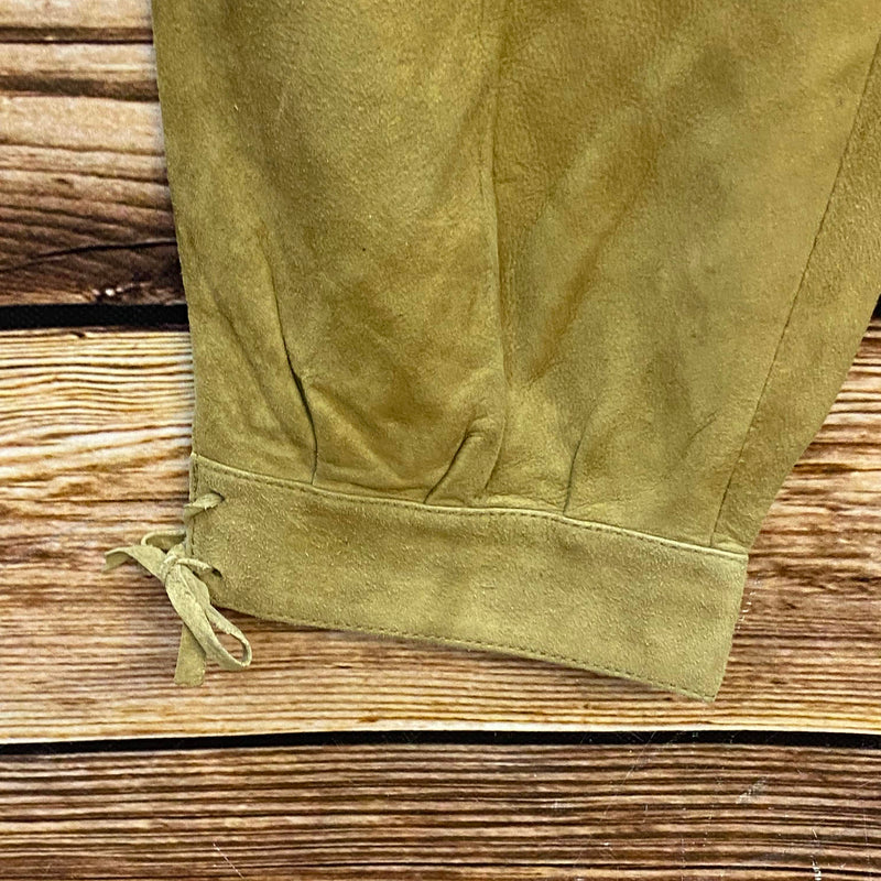 Olivgrüne Damen-Kniebundlederhose – Detail des geschnürten Beinabschlusses