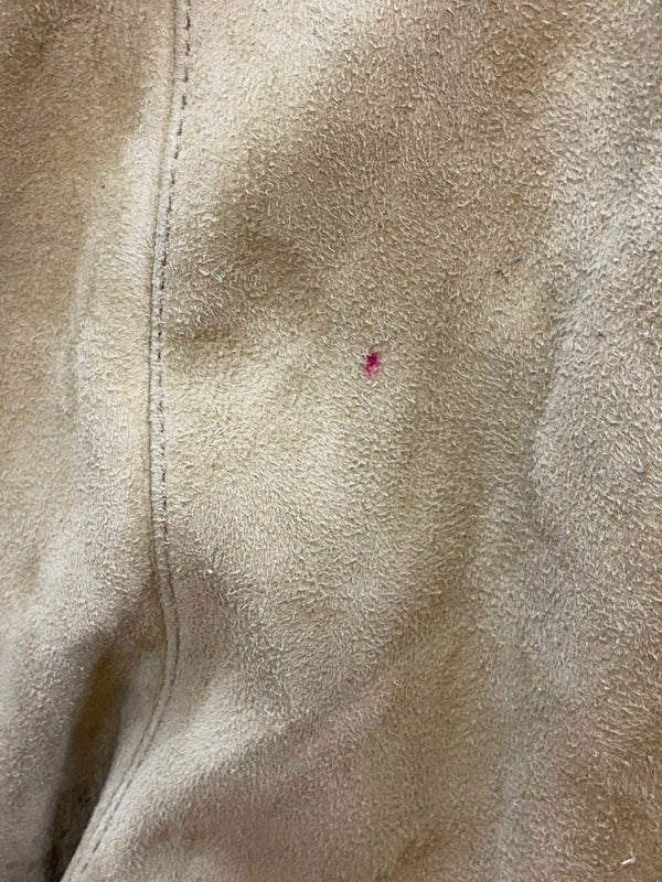 Vintage Damenlederhose Gr. 42 – Detail eines kleinen rötlichen Flecks