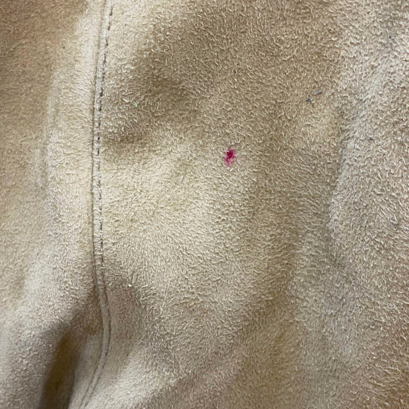 Vintage Damenlederhose Gr. 42 – Detail eines kleinen rötlichen Flecks