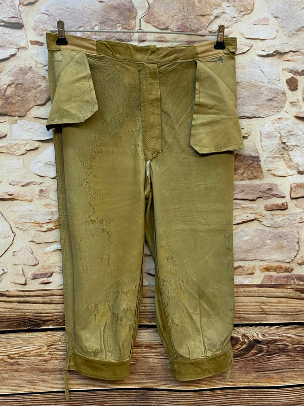 Damen-Kniebundlederhose in Oliv – Innenseite mit deutlichen Abriebspuren